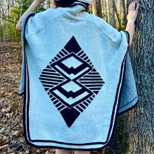 **V COV** Lambswool Shaw/Poncho White/Black Aztec (Missing Rope Draw Belt), S